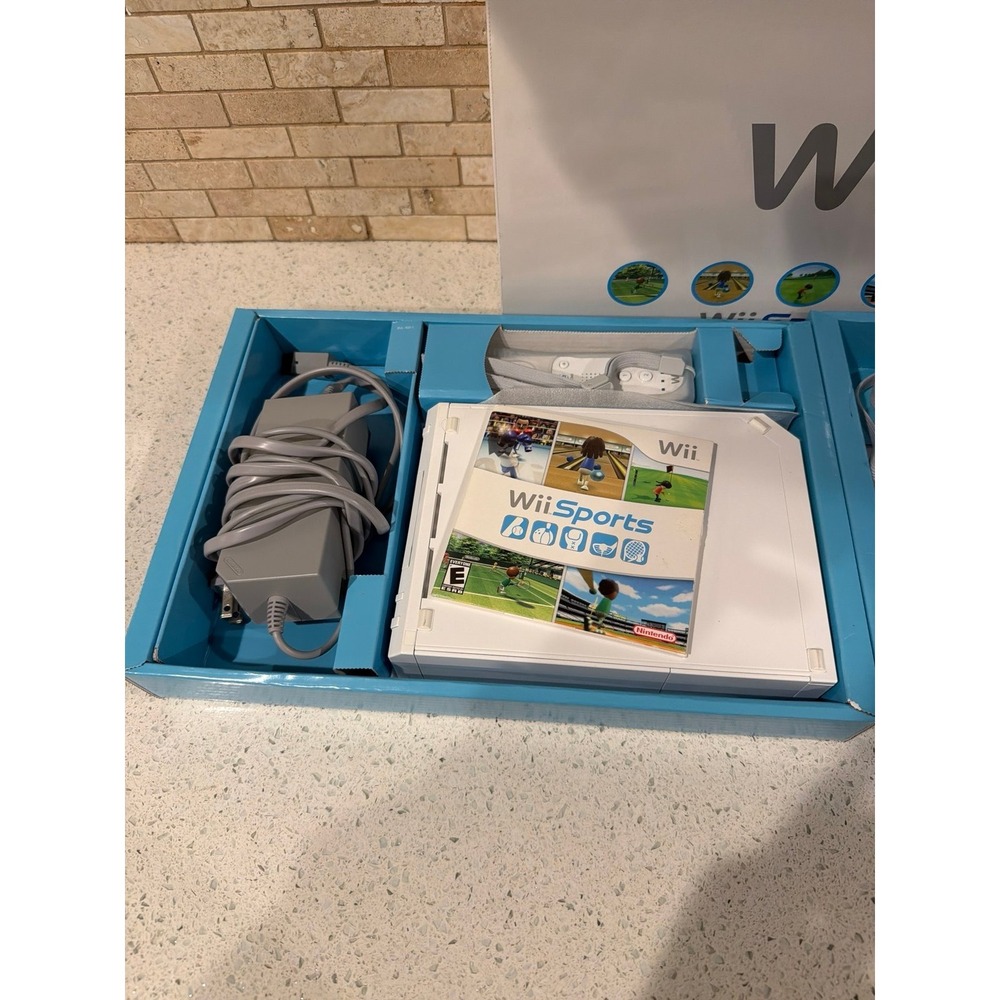 Nintendo Wii Console Bundle White w/ Box Wii Sports Resort Controller Tested - Picture 2 of 4
